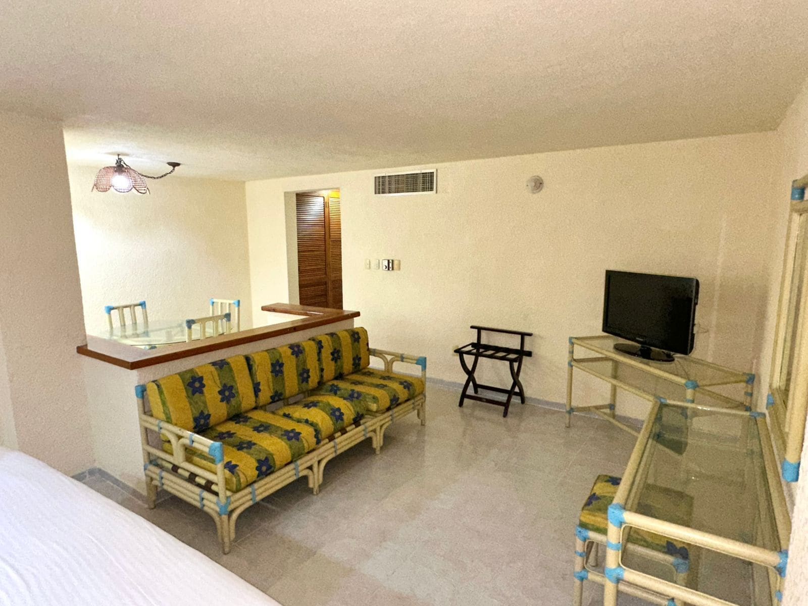 Suite, 1 cama King size y sofá cama | Área de sala de estar | Televisión de pantalla plana de 32 pulgadas con canales vía satélite 