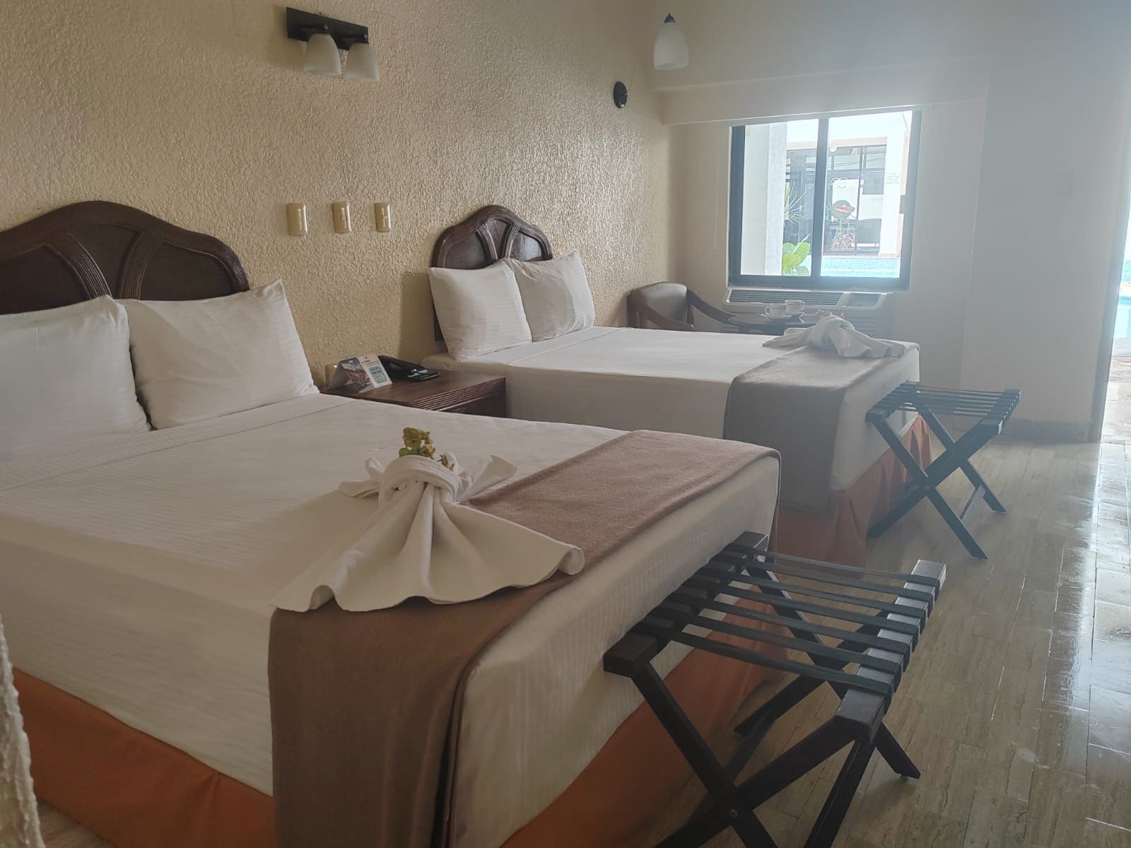 標準雙人房 | 客房內保險箱、書桌、筆電工作空間、熨斗/熨衣板