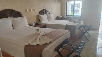 Quarto casal standard | Cofres nos quartos, escrivaninha, espaço de trabalho para notebook