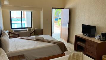 Habitación doble estándar | Caja de seguridad en la habitación y escritorio