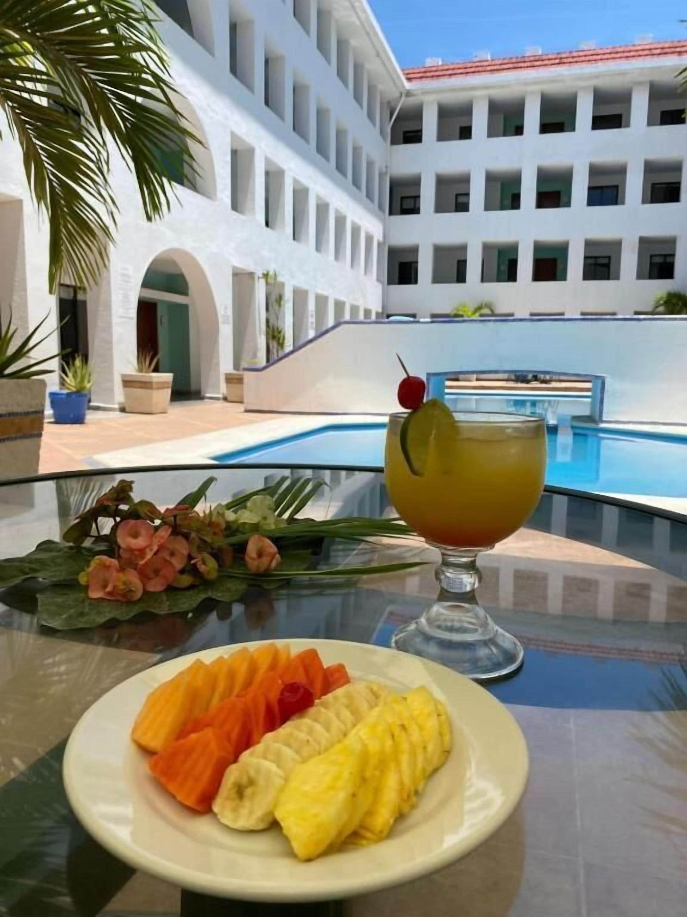 Desayuno continental (MXN 60 por persona) 