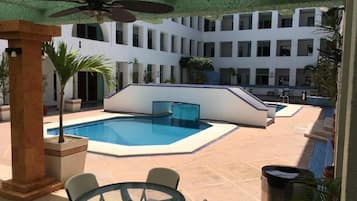 Una piscina al aire libre