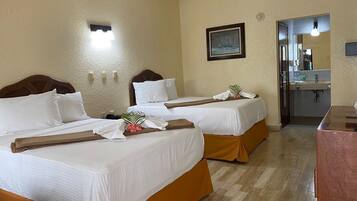 Standaard tweepersoonskamer | Een kluis op de kamer, een bureau, een laptopwerkplek