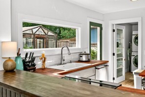 Køleskab, mikrobølgeovn, ovn, kogeplade