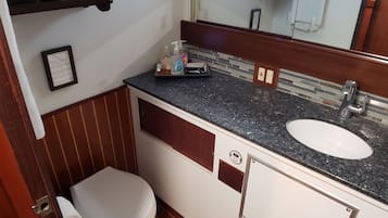 Doccia, asciugamani, sapone, carta igienica