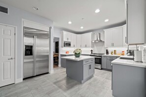 Mikrobølgeovn, ovn, kokeplater og oppvaskmaskin