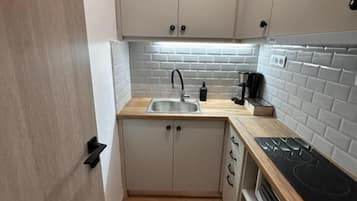 Deluxe Apartment, Balcony, Courtyard View | Private kitchen | Full-size fridge, oven, stovetop