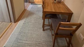 Departamento Deluxe, balcón, vista al patio | Área de sala de estar