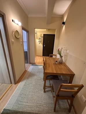 Căn hộ Deluxe, ban công, quang cảnh sân vườn | Khu phòng khách