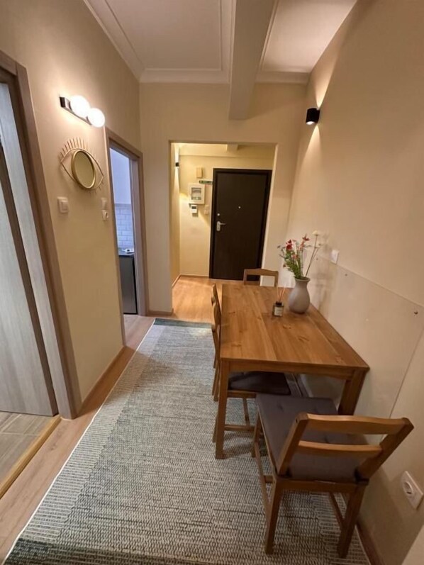 Deluxe-Apartment, Balkon, Blick auf den Innenhof | Wohnbereich