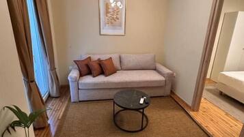 Departamento Deluxe, balcón, vista al patio | Área de sala de estar