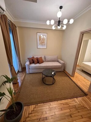 Deluxe-Apartment, Balkon, Blick auf den Innenhof | Wohnbereich