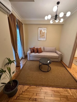 Apartamento luxo, sacada, vista para o pátio | Área de estar