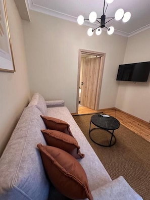 Apartamento luxo, sacada, vista para o pátio | Área de estar
