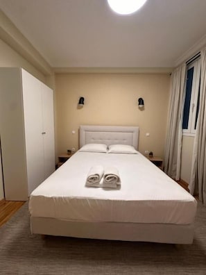 Apartamento luxo, sacada, vista para o pátio | Wi-Fi de cortesia