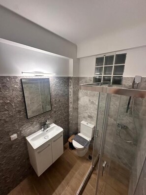 Apartament Deluxe, balcó, vistes al pati | Bany | Dutxa, articles de tocador gratuïts, assecador de cabells i tovalloles 