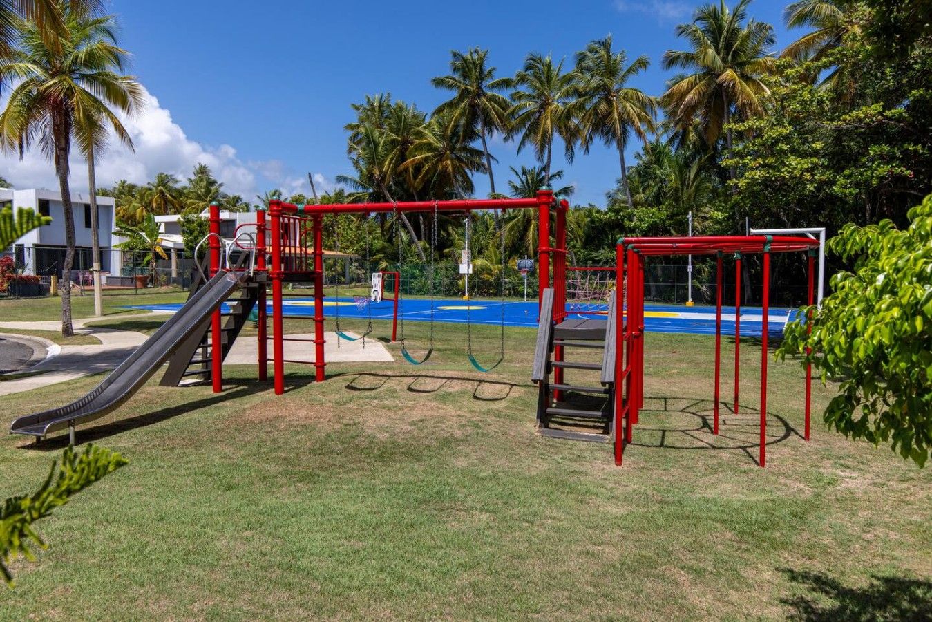 Ein Spielplatz mit Rutsche und Schaukeln.