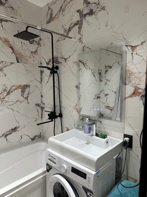 Shower, hair dryer, bidet, towels - Cozy Garden One-Bedroom Apartment (Тоshkent)