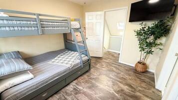 2 bedrooms, iron/ironing board, WiFi, bed sheets