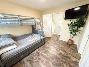 2 bedrooms, iron/ironing board, Internet, bed sheets