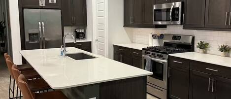 Micro-ondes, four, plaque de cuisson, lave-vaisselle