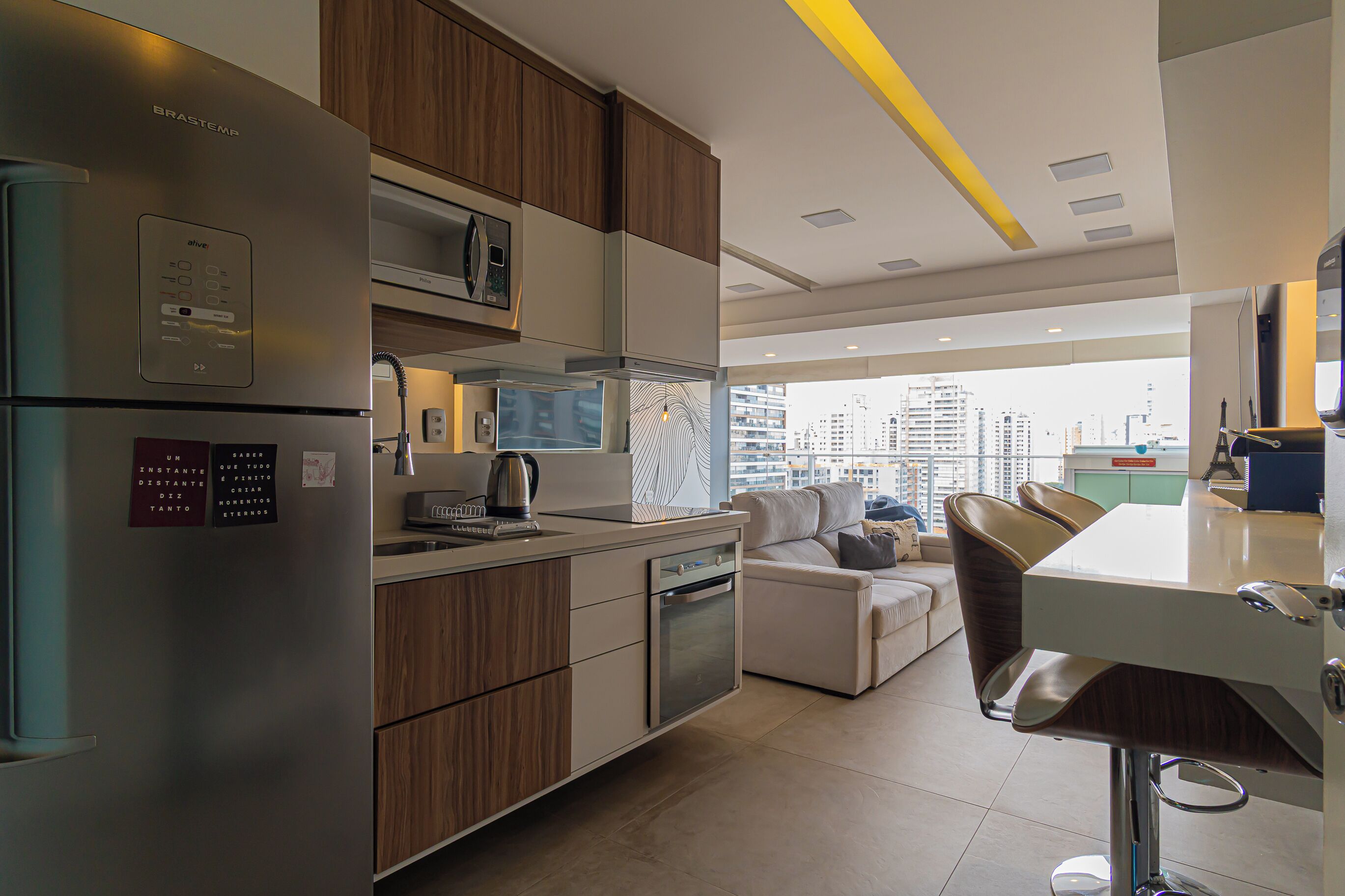 Geladeira, micro-ondas, fogão, cooktop