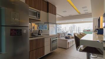 Geladeira, micro-ondas, fogão, cooktop