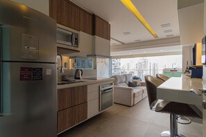 ثلاجة، ميكروويف، فرن، موقد طهي مسطح