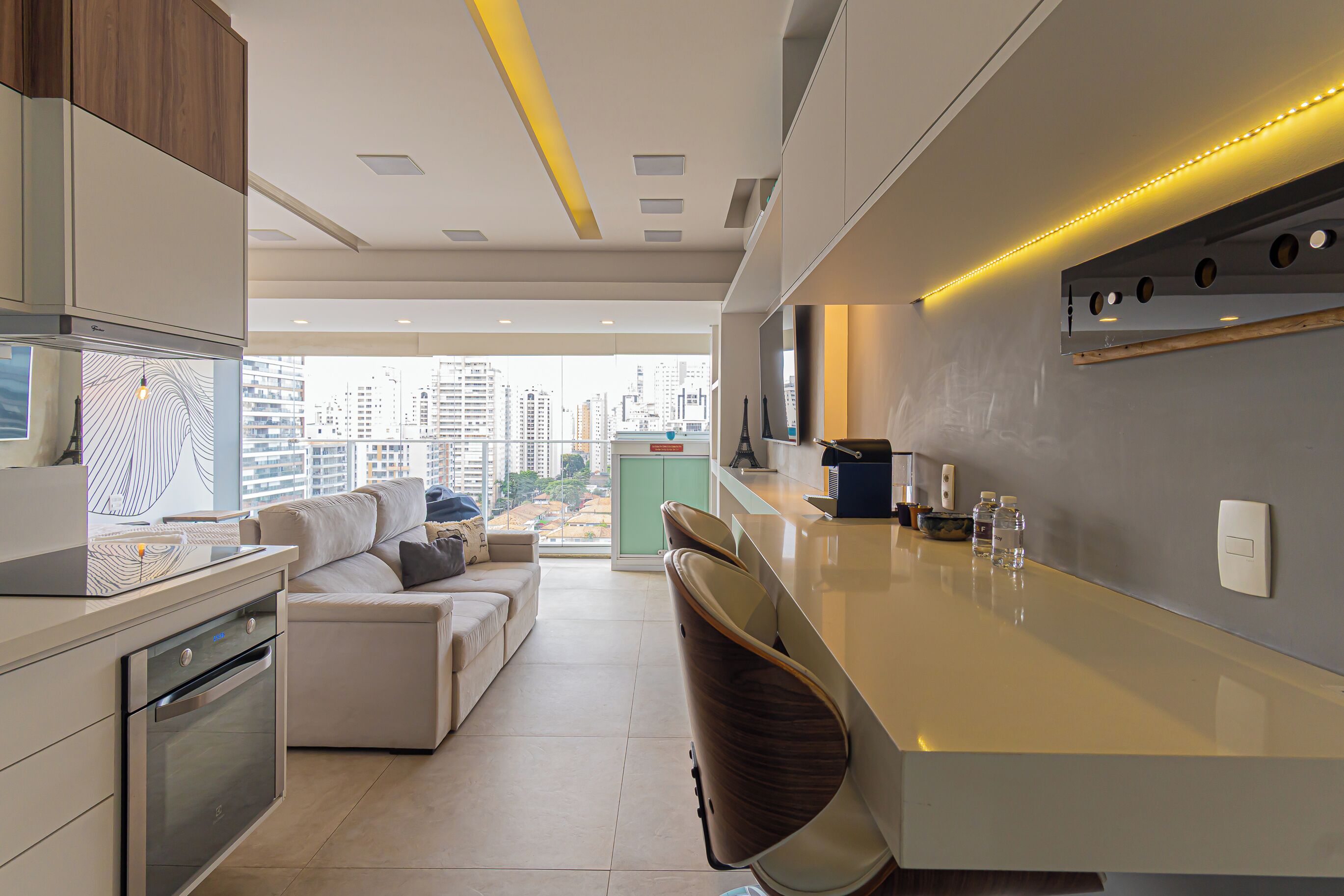 Geladeira, micro-ondas, fogão, cooktop