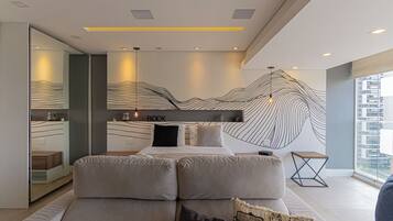 1 quarto, escrivaninha, ferros/tábuas de passar roupa, berço de viagem