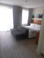 Deluxe Studio | Premium bedding, iron/ironing board, free WiFi, bed sheets