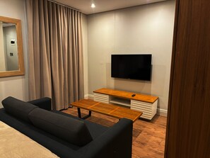 Estúdio conforto, sacada, vista para a cidade | Escrivaninha, espaço de trabalho para notebook