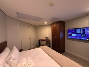 Quarto standard, sacada, vista para a cidade | Escrivaninha, espaço de trabalho para notebook
