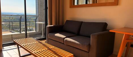 Deluxe kamer, balkon, uitzicht op de stad | Een bureau, een laptopwerkplek, een strijkplank/strijkijzer, gratis wifi