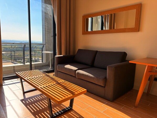 Quarto luxo, sacada, vista para a cidade | Escrivaninha, espaço de trabalho para notebook