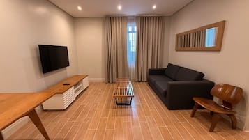 Luxury Suite | Desk, laptop workspace, iron/ironing board, free WiFi