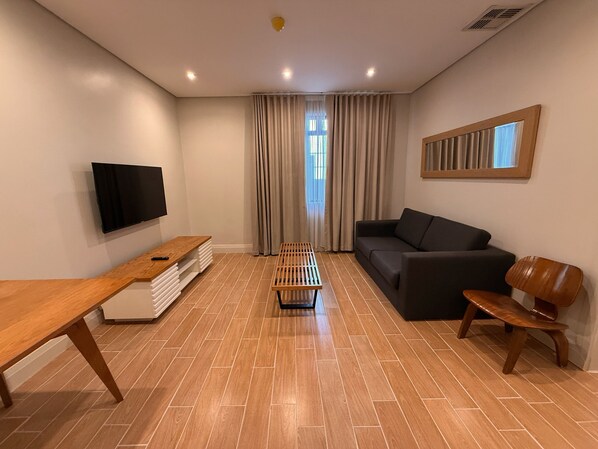Luxury Suite | Desk, laptop workspace, iron/ironing board, free WiFi