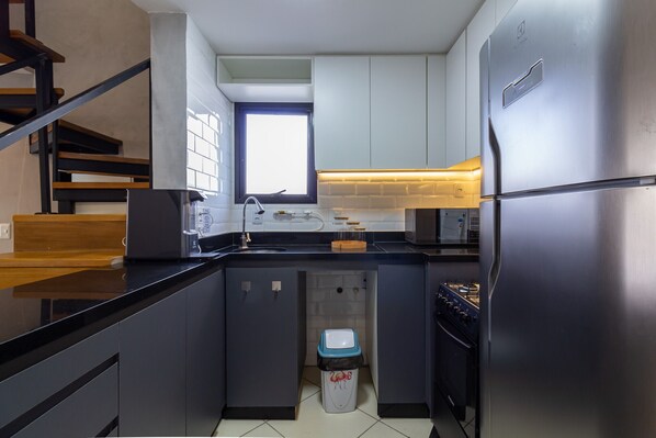 Frigorífico, microondas, horno y placa de cocina