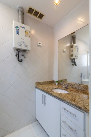 Dusj, hårføner, håndklær og sjampo