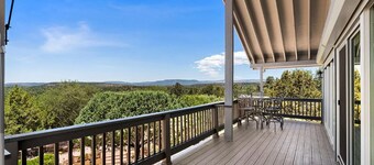 Large 500 square ft studio with private garage in a very quiet cul-de-sac