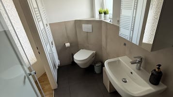 Douche, sĂšche-cheveux, serviettes fournies, savon