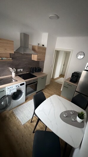 Fridge, microwave, oven, stovetop - Cozy 2-room apartment with large roof terrace (Bremen)