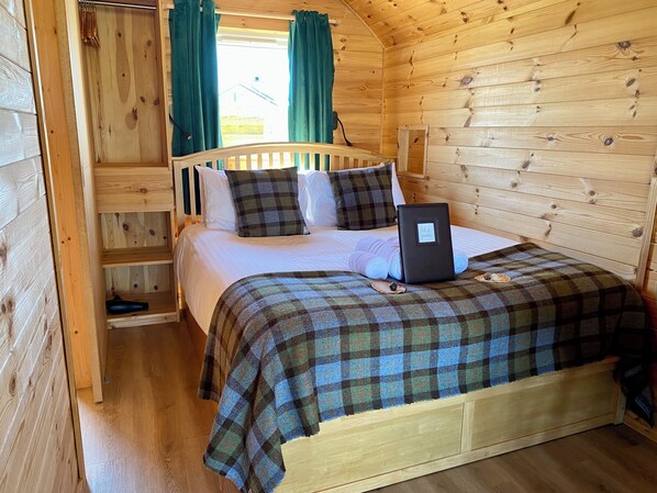 Deluxe Cabin (Lewis Longpod) | Individually decorated, individually furnished, laptop workspace