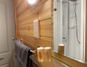 Dusche, kostenlose Toilettenartikel, Haartrockner, Handtücher