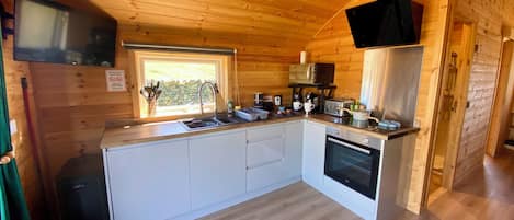Deluxe Cabin (Lewis Longpod) | Private kitchen | Full-sized fridge, microwave, oven, stovetop