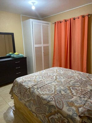 3 bedrooms, WiFi, bed sheets - Windsor Apartment (St. George)