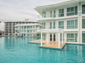 อพาร์ทเมนท์, 1 ห้องนอน, พร้อมสิ่งอำนวยความสะดวกสำหรับผู้พิการ, ระเบียง | สระว่ายน้ำ | สระว่ายน้ำกลางแจ้ง