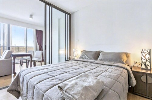 S39- 1 Bedroom Downtown Apt With Balcony and Pool