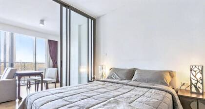 S39- 1 Bedroom Downtown Apt With Balcony and Pool