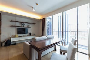 Condo, 1 Bedroom, Accessible, Pool View | Living area